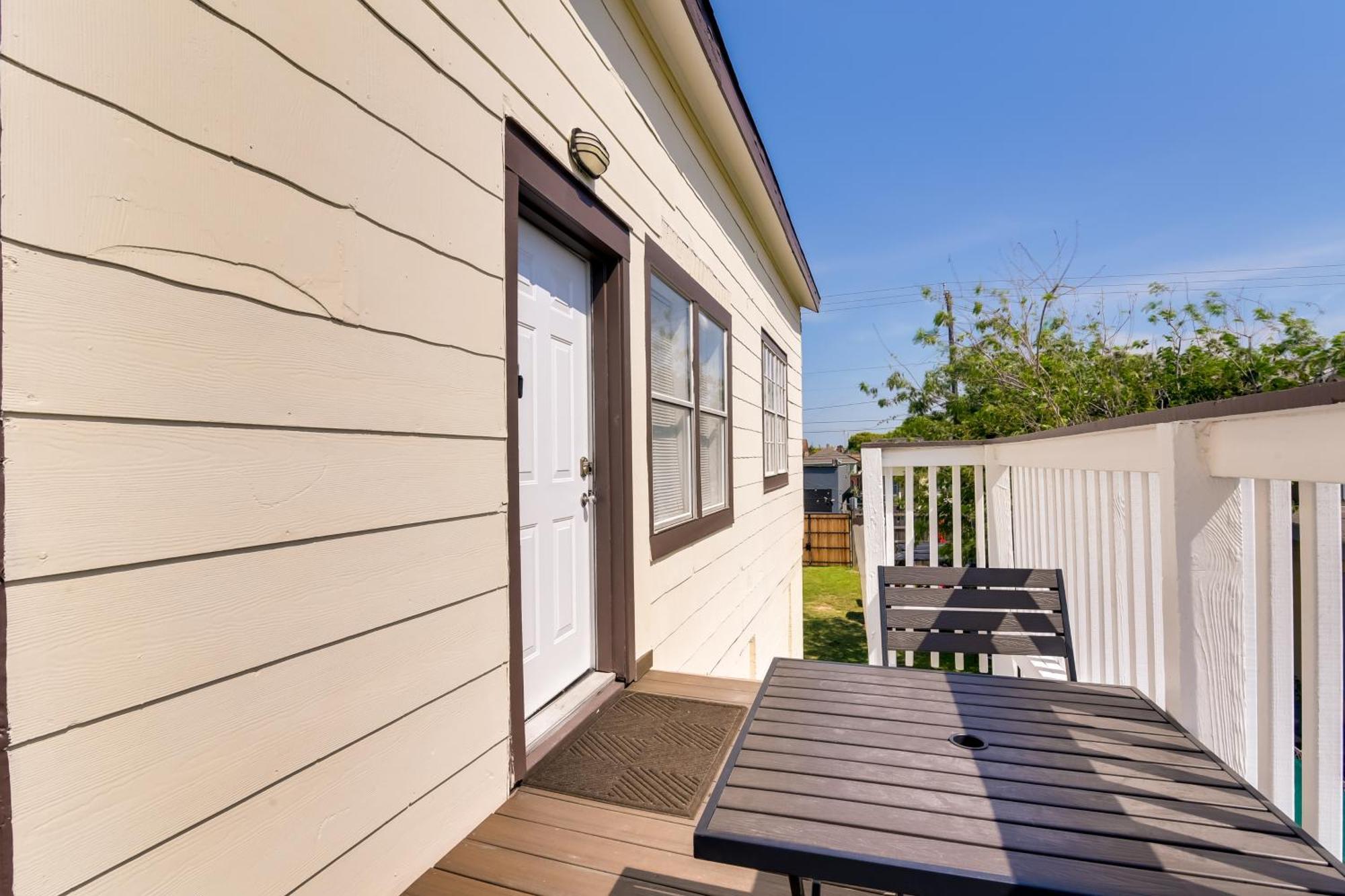 Beautiful Galveston Apt With Deck Less Than 3 Mi To Dtwn! Exterior photo